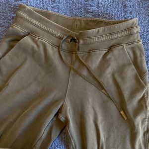 Lululemon black sweatpant joggers